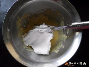 取三分之一蛋白倒入蛋黄糊中翻拌均匀。