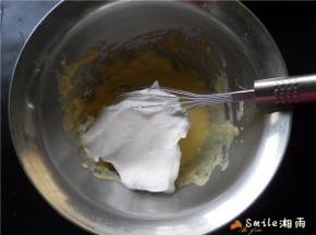 取三分之一蛋白倒入蛋黄糊中翻拌均匀。
