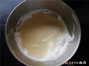 翻拌完成后倒入剩余蛋白中翻拌均匀。