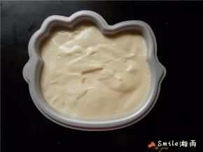 缓缓倒入模具中，震几下震出大气泡。