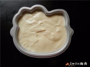 缓缓倒入模具中，震几下震出大气泡。