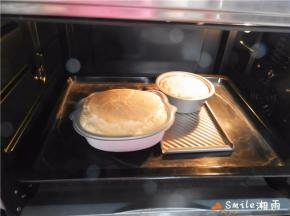 放入预热好的海氏C40烤箱，放中下层140度38分钟，上色及时加盖锡纸（因为模具右边有点低，烘烤时我借助吐司盒子架着，以保证模具的平衡）。