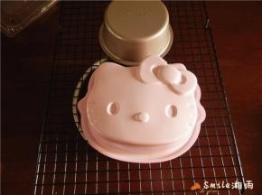 出炉马上震模，倒扣晾凉，直至完全凉透可脱模。