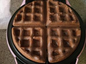 熟了的华夫饼充分膨胀，看着食欲满满