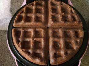 熟了的华夫饼充分膨胀，看着食欲满满