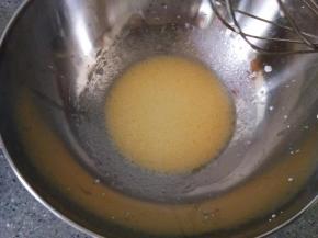 黄油和牛奶混合，手动打蛋器充分乳化