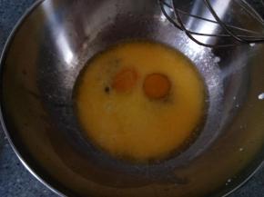 加入鸡蛋、盐和糖搅拌均匀