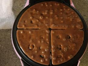 预热华夫饼机，倒入适量面糊，盖上盖子，我的华夫饼机是自动的，等指示灯跳了就熟了，大概有5分钟。