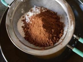 将粉类物质过筛加入上述液体里