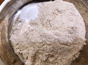 全麦粉和泡打粉称重后混合均匀