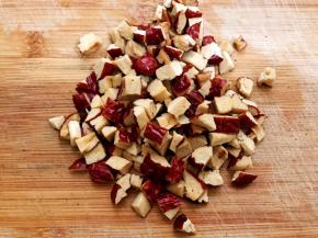 红枣洗净去核切丁