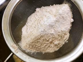 筛入全麦粉和泡打粉的混合，翻拌均匀