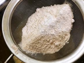 筛入全麦粉和泡打粉的混合，翻拌均匀
