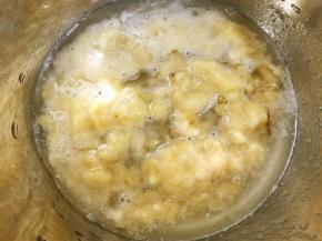 盆里放入香蕉泥和水