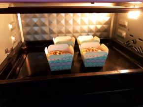 放入预热好的烤箱中层170度烤20分钟左右，牙签插入取出无残留物就可以出炉了