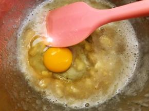 加入鸡蛋打散搅拌均匀