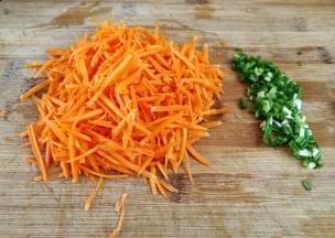 胡萝卜擦丝，香葱切花。