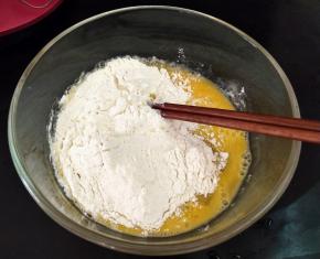 鸡蛋打散，加入面粉