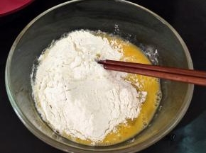 鸡蛋打散，加入面粉