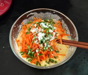 加入胡萝卜，葱花，盐拌匀。