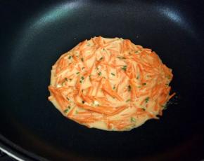 将其倒入锅里，均匀的铺上一层，小火烙至凝固