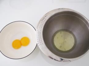 蛋黄和蛋清分离，蛋白放入无水无油的盆子中。