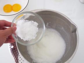 一半白糖加入蛋白中，将蛋白打发至干性发泡。