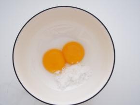 蛋黄中放入另一半白糖和蜂蜜，打发至蛋黄发白，体积略微增大。