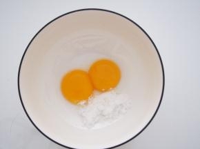 蛋黄中放入另一半白糖和蜂蜜，打发至蛋黄发白，体积略微增大。