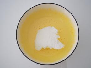 取三分之一的蛋白加入蛋黄糊中，切拌均匀。