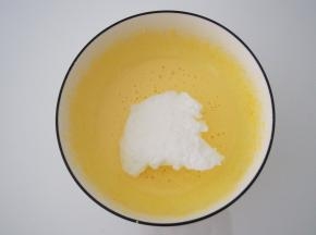 取三分之一的蛋白加入蛋黄糊中，切拌均匀。