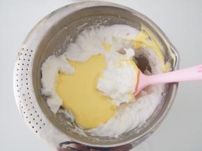 将蛋黄糊倒入剩余的蛋白中，切拌均匀。