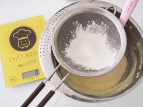 筛入低筋面粉，翻拌均匀，注意手法小心消泡。