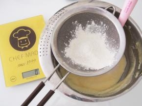 筛入低筋面粉，翻拌均匀，注意手法小心消泡。