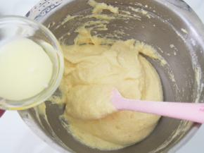 将牛奶和玉米油沿着盆子边缘倒入，继续快速翻拌均匀，小心消泡。