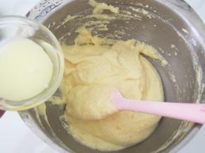 将牛奶和玉米油沿着盆子边缘倒入，继续快速翻拌均匀，小心消泡。