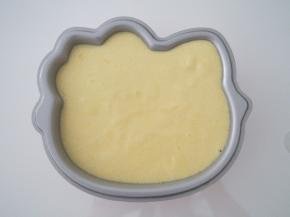 将面糊倒入模具中，震几下震出气泡。中层上下火，150度，35分钟左右熟透即可。