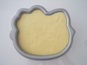 将面糊倒入模具中，震几下震出气泡。中层上下火，150度，35分钟左右熟透即可。