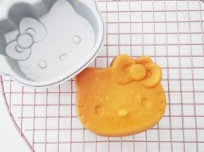 烤好的蛋糕倒扣在晾网上晾凉，拿起模具，轻松脱模。