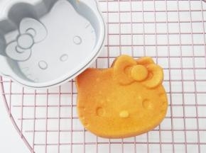 烤好的蛋糕倒扣在晾网上晾凉，拿起模具，轻松脱模。