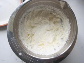 淡奶油加糖打发至硬挺状态。