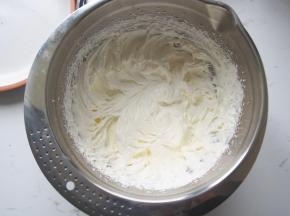 淡奶油加糖打发至硬挺状态。