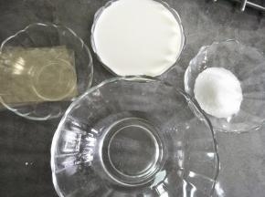 准备食材，牛奶和淡奶油混合均匀。