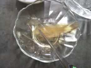 吉利丁片，剪成条状。