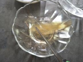 吉利丁片，剪成条状。