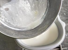 用比较细一点的网筛，直接过滤到HelloKitty6寸模具中。