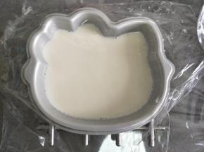 底部用镂空的餐具架架起模具，放置平稳。