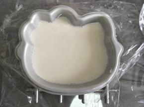 底部用镂空的餐具架架起模具，放置平稳。