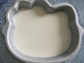 取出后，奶冻已经变成凝固状态了。