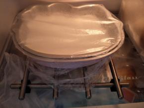 覆盖保鲜膜，放到冰箱，冷藏3小时以上。